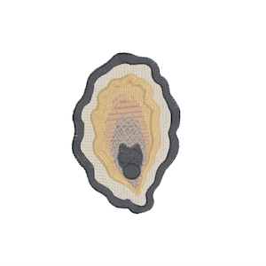 Op de afbeelding: Een geborduurde patch in de vorm van een oesterschelp. De patch heeft een gelaagd ontwerp met tinten beige, geel, grijs en zwart. De buitenrand is donkergrijs en de binnenlagen gaan over van licht naar donker.