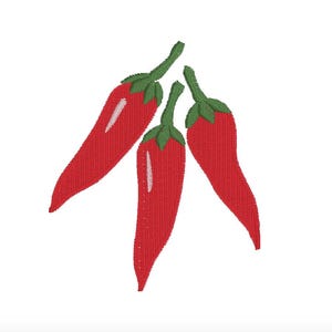 Puede incluir: Diseño bordado de tres chiles rojos con tallos y hojas verdes. Los chiles están dispuestos en un patrón ligeramente superpuesto sobre un fondo blanco. El diseño es probablemente para un parche o proyecto de bordado.