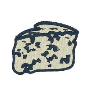 Op de afbeelding: Een geborduurde patch met een afbeelding van een stuk blauwe kaas, in blauw en wit.