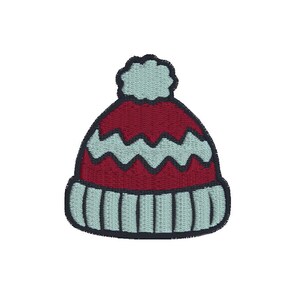 Op de afbeelding: Geborduurde patch van een wintermuts. De muts heeft een rode kroon met een golvend lichtblauw patroon, een lichtblauwe rand en een lichtblauwe pompon. De muts is zwart omlijnd.