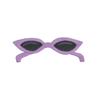 Op de afbeelding: Paarse zonnebril met een kattenoogvorm en zwarte glazen.