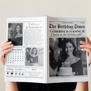 Puede incluir: Anuncio de cumpleaños en blanco y negro, estilo periódico. El titular dice "¡Catherine cumple 25 años!" con fotos y un calendario. El periódico lo sostiene una persona.