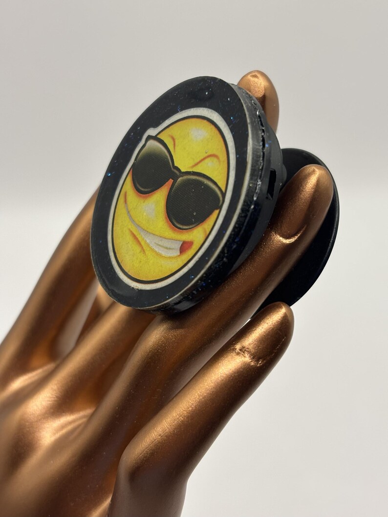 Cool Smiley Face Resin Phone Grip – Glitter Popsocket Alternative ...