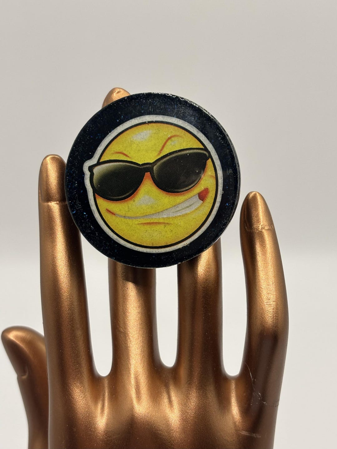 Cool Smiley Face Resin Phone Grip – Glitter Popsocket Alternative ...