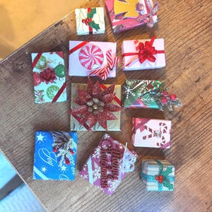 Dollhouse Miniature 5 decorated Christmas presents gifts 1:12 Scale