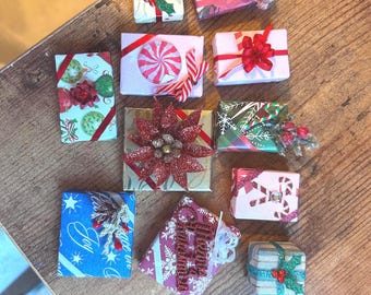 Dollhouse Miniature 5 decorated Christmas presents gifts 1:12 Scale