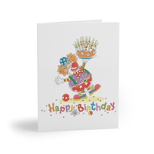 Puede incluir: Tarjeta de cumpleaños con una ilustración de un payaso sosteniendo un pastel con velas encendidas. El payaso lleva un traje de lunares y un sombrero. Las palabras "Happy Birthday" están escritas en letras coloridas en la parte inferior.