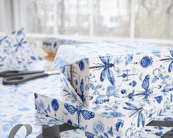 Elegant blått och vitt presentpapper, presentpapper med vintage-look, vackert presentpapper, omslagspapper, fint presentpapper, presentpapper i Cottagecore