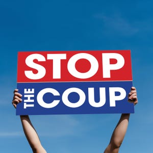 Könnte beinhalten: Ein rechteckiges Schild, das vor blauem Himmel hochgehalten wird. Die obere Hälfte ist rot mit dem Wort "STOP" in Weiß. Die untere Hälfte ist blau mit "THE COUP" in Weiß.