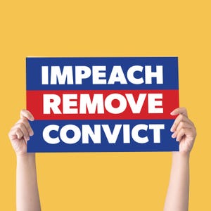 Könnte beinhalten: Zwei Hände halten ein blaues und rotes Schild mit den Worten "Impeach Remove Convict" in weißen Buchstaben.