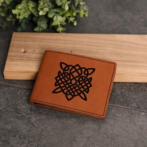 Cartera de cuero vegano con nudo celta, delgada, plegable, hecha a mano con diseño espiritual, regalo elegante y duradero para él o ella, regalo de aniversario.