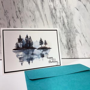 Serene verjaardagskaart met bos/bomen