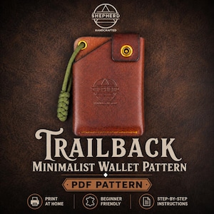 Könnte beinhalten: Ein braunes Lederportemonnaie mit goldenem Druckknopfverschluss, einer grünen Paracord-Schlaufe und einem geprägten Logo. Der Text lautet: SHEPHERD HANDCRAFTED, TRAILBACK MINIMALIST WALLET PATTERN, PDF PATTERN, PRINT AT HOME, BEGINNER FRIENDLY, STEP-BY-STEP INSTRUCTIONS.