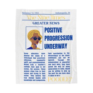 Pode incluir: Um recorte de jornal vintage com o título "The Nine Times" e o subtítulo "GREATER NEWS". O artigo principal é intitulado "POSITIVE PROGRESSION UNDERWAY" e apresenta uma ilustração em preto e branco de uma mulher usando óculos de sol. O artigo discute as contribuições dos educadores para a comunidade negra.