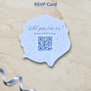 Peut inclure: Carte de réponse bleu clair en forme de fleur, avec le texte "Will you join us?" et un code QR. La carte est posée sur une surface imitation marbre, avec un ruban bleu. Les mots "RSVP Card" sont en haut.