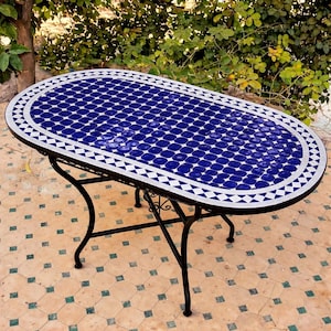 Marokkaanse ovale zellige mozaïektafel, terrastafel buiten met ijzeren onderstel