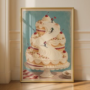 Könnte beinhalten: Ein gerahmter Kunstdruck, der eine mehrstöckige Torte mit weißer Glasur, roten Kirschen und kleinen Skifahrerfiguren zeigt, die die Glasur wie einen verschneiten Berghang hinunterfahren. Die Torte steht auf einem weißen Tortenständer.