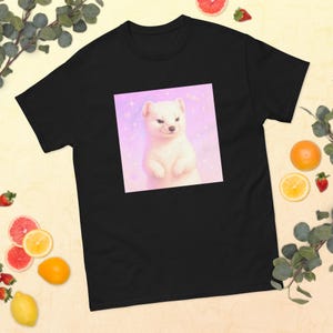Puede incluir: Camiseta negra con un diseño cuadrado de un armiño blanco sobre un fondo rosa y morado. El armiño está de pie, sonriendo ligeramente. El fondo incluye corazones y la palabra "love".