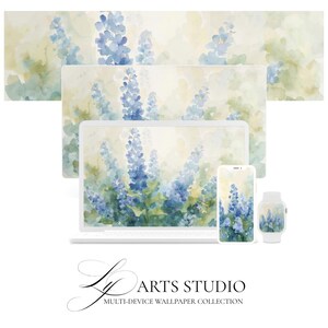 Könnte beinhalten: Eine Multi-Geräte-Wallpaper-Kollektion mit einem Aquarell-Blumendesign. Das Design zeigt blaue und grüne Blumen vor einem weichen, hellen Hintergrund. Die Kollektion umfasst einen Laptop, ein Telefon, ein Tablet und eine Smartwatch, die alle das gleiche Blumenmuster anzeigen. Der Text "Ly Arts Studio" ist sichtbar.