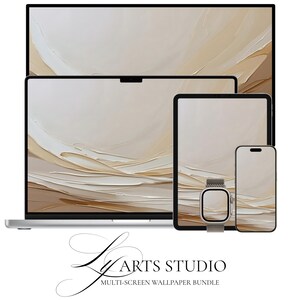Könnte beinhalten: Ein Multi-Screen-Wallpaper-Bundle mit Laptop, Tablet, Telefon und Smartwatch, die alle ein beiges abstraktes Kunstdesign anzeigen. Die Geräte sind auf weißem Hintergrund angeordnet. Der Text "Ly Arts Studio" und "Multi-Screen Wallpaper Bundle" ist unten zu sehen.