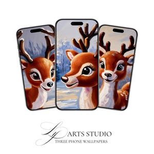 Puede incluir: Tres fondos de pantalla para teléfono con un reno de dibujos animados con pelaje marrón, ojos grandes y cuernos. El fondo muestra una escena invernal nevada. El texto "Ly Arts Studio" y "Three Phone Wallpapers" está en la parte inferior.