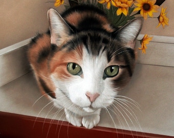 Op de afbeelding: Een calico kat met groene ogen zit op een rode en witte lade en kijkt naar de camera. Achter de kat staat een boeket gele bloemen.