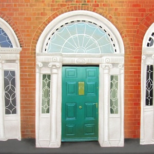 Peut inclure: Trois portes blanches identiques avec des fenêtres cintrées et des moulures décoratives. Les portes sont peintes dans des couleurs différentes : jaune, vert et bleu.