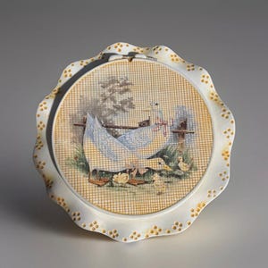 Vintage 9.5” Ceramic Goose and Ducklings Wall Hanging Plate – Farmhouse Country Kitchen Decor – Scalloped Edge with Yellow Dots – Cottagecor