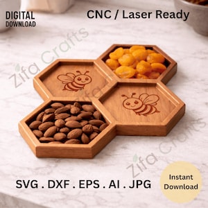 Può includere: Vassoio di legno con design a nido d'ape, con tre scomparti pieni di mandorle e frutta secca. Ogni sezione presenta un disegno di ape tagliato al laser. Le parole "DOWNLOAD DIGITALE" e "CNC / Laser Ready" sono visibili.