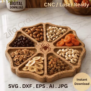Può includere: Un vassoio di legno con otto scomparti, riempito con vari snack come noci, frutta secca e banane. Il vassoio presenta un disegno di ragno al centro e il testo "CNC / Laser Ready" e "Digital Download".