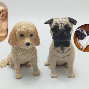 Könnte beinhalten: Zwei Hunde-Figuren, ein Golden Retriever und ein Mops, werden gezeigt. Der Retriever ist hellbraun mit Schlappohren, und der Mops ist hellbraun mit schwarzem Gesicht und schwarzer Fliege. Zwei kleinere Bilder von Hunden befinden sich im Hintergrund.