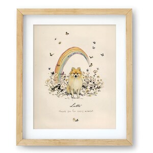 Peut inclure: Impression artistique encadrée représentant un chien Poméranien. L'œuvre comprend un arc-en-ciel, des papillons et des éléments floraux. Le chien est positionné devant un arc-en-ciel, avec le nom "Latte" et la phrase "thank you for every moment" en dessous.