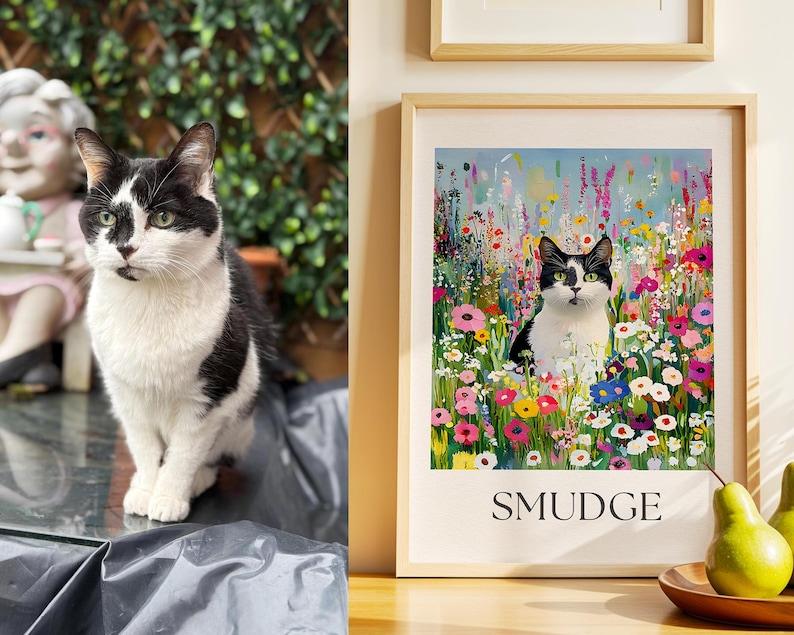 Peut inclure: Un chat noir et blanc est assis &agrave; c&ocirc;t&eacute; d'une impression encadr&eacute;e. L'impression repr&eacute;sente un chat noir et blanc au milieu de fleurs color&eacute;es. Le mot "SMUDGE" est imprim&eacute; au bas du cadre.
