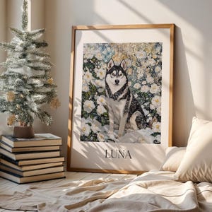 Peut inclure: Une affiche encadrée représentant un chien Husky sibérien noir et blanc assis au milieu de fleurs blanches. Le chien a des yeux bleus perçants. Le mot "LUNA" est imprimé en bas du cadre.
