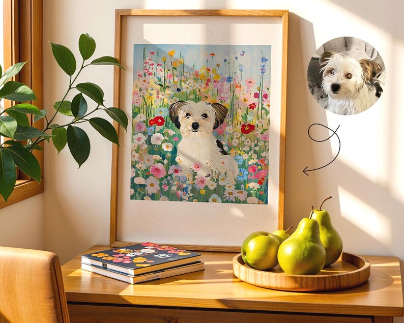 Peut inclure: Une impression d'art encadr&eacute;e d'un chien blanc et noir dans un champ de fleurs color&eacute;es. L'&oelig;uvre est dans un cadre en bois et est expos&eacute;e sur une table en bois. Un petit portrait du chien est dans le coin sup&eacute;rieur droit.