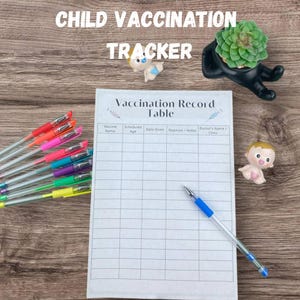 Peut inclure: Une table blanche d'enregistrement de vaccination avec le texte "CHILD VACCINATION TRACKER" et "Vaccination Record Table". Le tableau comprend des colonnes pour le nom du vaccin, l'âge, la date d'administration, les réactions et les informations du médecin. Des stylos colorés et des figurines décoratives sont également présents.