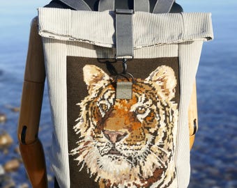 Unieke, gerecyclede rugzak gemaakt van corduroy en tapijtstof met een tijgermotief | Handgemaakte rolltop rugzak | Vintage tas