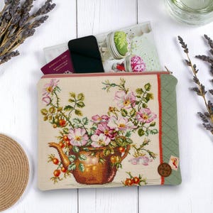 Handgefertigte Gobelin Clutsch mit Blumenmotiv - Boho Upcycling Tasche - Unikat Blumentasche mit Reissverschluss - Geschenkidee Frauen