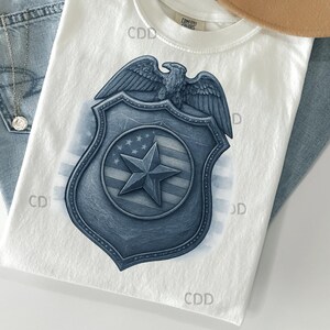 Vintage politiebadgekunst, patriottisch wetshandhavingsontwerp, blauwe Amerikaanse vlagbadge, retro politieschildillustratie, eer en service