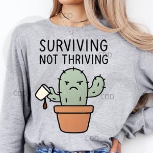 Cactus divertido png, camiseta de salud mental png, planta sarcástica png, arte de cactus melancólico, sobrevivir no prosperar png, arte de pared de planta triste, café png