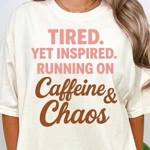 PNG fatigué mais inspiré - Citation sur la caféine et le chaos, typographie des amateurs de café, graphique drôle de vie de maman, design numérique impertinent, esthétique du café
