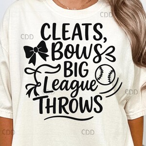 Schoenplaten strikken Big League-worpen PNG – quote ontwerp softbal of honkbalmeisje voor sportfans, schattige teamshirts, wedstrijdkleding of stickers