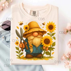 nain tournesol png, nain de jardinage png, clipart jardin mignon, abeille et gnome art png, nain d'été png, png floral rustique, printemps de la ferme