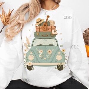 Coche bohemio png, clipart de coche bohemio, coche floral png, viaje vintage png, diseño de maleta, coche con insectos lindos png, pasión por los viajes png, transferencia dtf