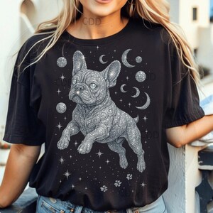 Franse bulldog png, glitter hond kunst png, hemelse hond clipart, kosmische hond kunst aan de muur, moon star hond png, bulldog shirt png, sprankelende huisdier geschenken