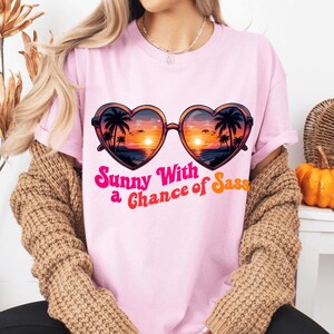Soleggiato con possibilità di Sass PNG - Clipart di occhiali da sole a forma di cuore retrò, tramonto estivo in sublimazione, design per maglietta Cricut, download di citazioni sulla spiaggia