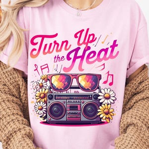 Turn Up the Heat png, retro boombox zomerclipart, zonnebril muzieksublimatie, jaren 80 esthetisch bloemdessin voor shirts, mokken en bakken