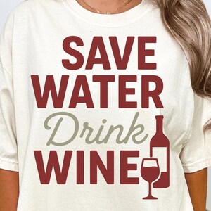 Économisez de l'eau, buvez du vin PNG avec une typographie rouge audacieuse et des icônes de bouteille de vin – Clipart drôle d'amateur de vin pour chemises, cadeaux et décoration numérique