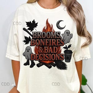 Escobas, hogueras, malas decisiones, png, fantasma de Halloween, png, camiseta de otoño espeluznante, clipart de hoguera de bruja, transferencia dtf de Halloween, café fantasma