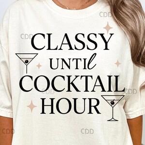 PNG di classe fino all'ora dell'aperitivo, Cocktail elegante, Design del bicchiere da Martini, Frase di classe PNG, Cocktail minimalista PNG, Bar glamour PNG